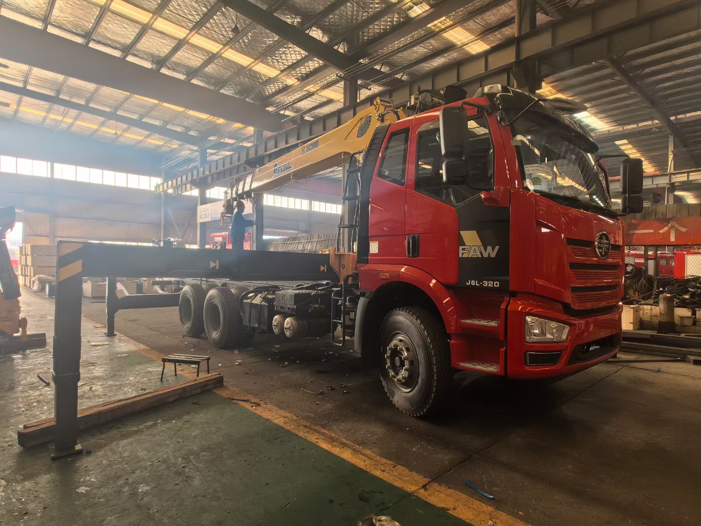 解放j6后八轮徐工14吨5节双回转减速机随车吊