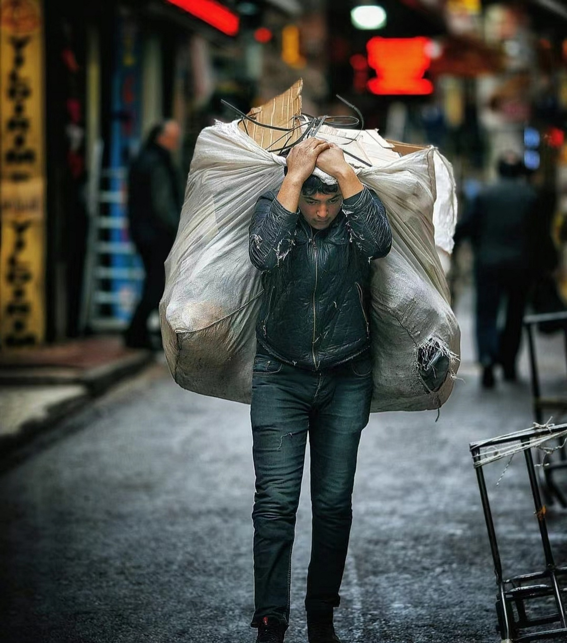 每个人为了生活都在奔波,有些人脸上是无奈,有些人脸上是冷漠,有些人