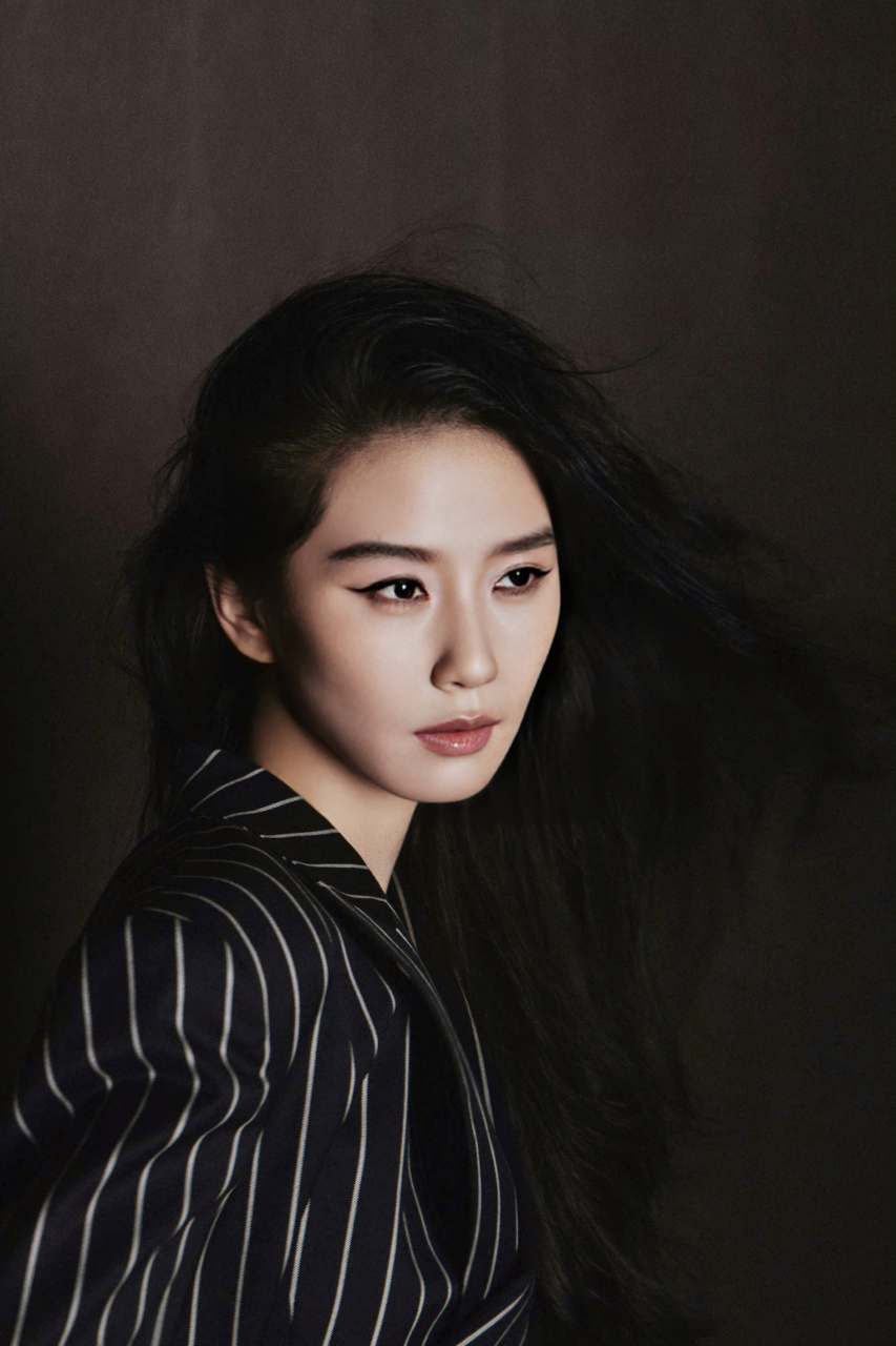 【刘诗诗壁纸,让美丽瞬间定格】  你是否曾被刘诗诗的优雅气质所吸引?