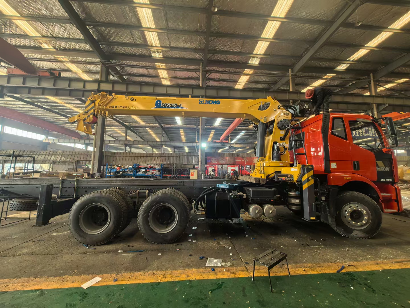 解放j6后八轮徐工14吨5节双回转减速机随车吊