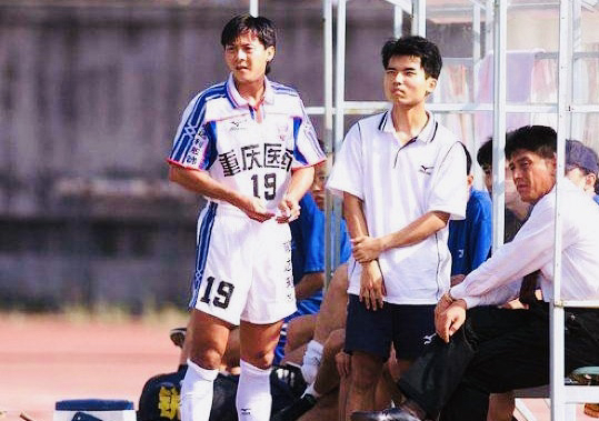 在甲a时代,黎玄德2001年从越南联赛来中国重庆,加盟李章洙当年执教的