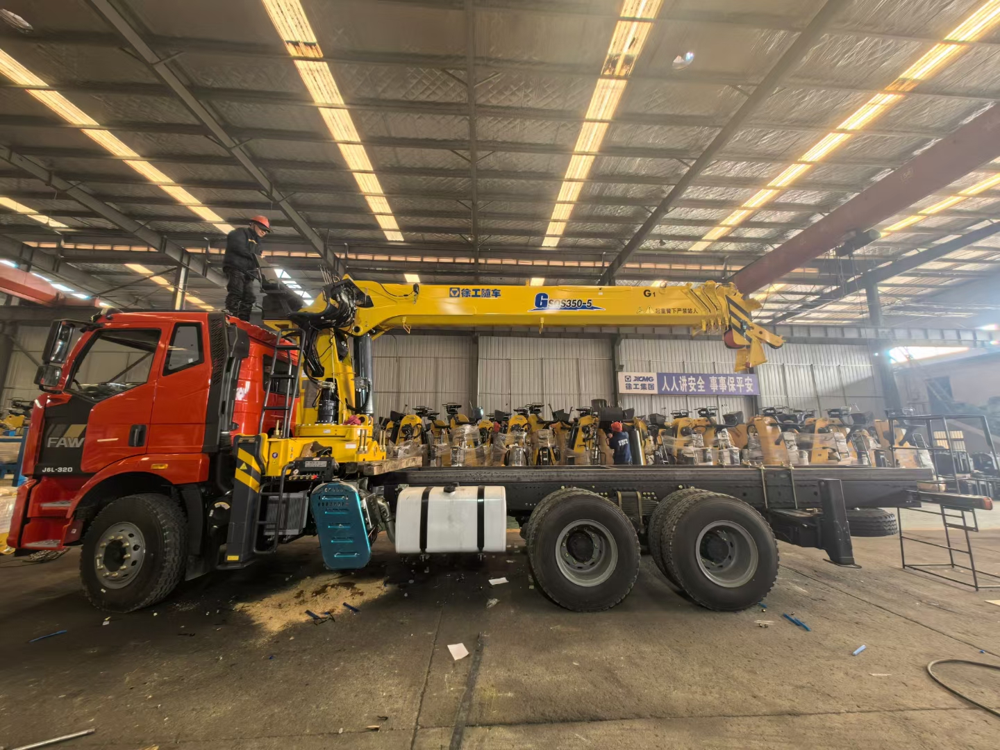 解放j6后八轮徐工14吨5节双回转减速机随车吊