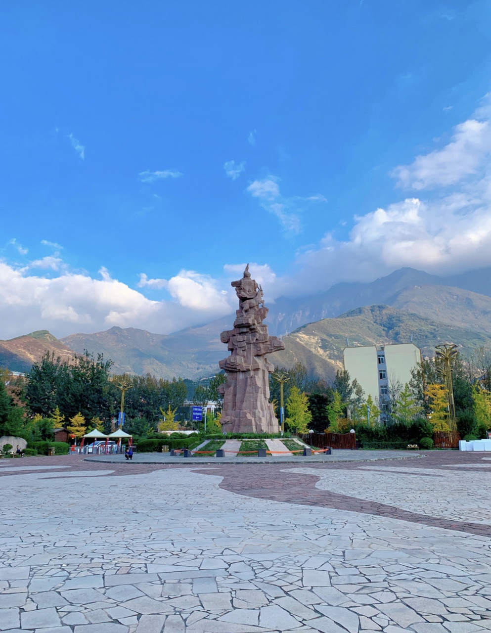 中国古羌城,位于四川省阿坝藏族羌族自治州茂县凤仪镇,是一座保存完好