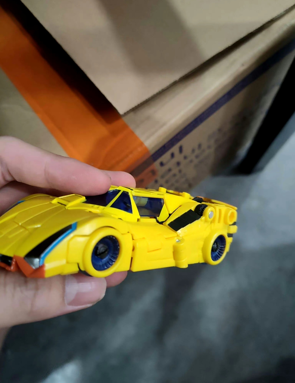 模型欣赏:变形金刚ss系列《大黄蜂》电影版 飞毛腿实物展示,他在电影