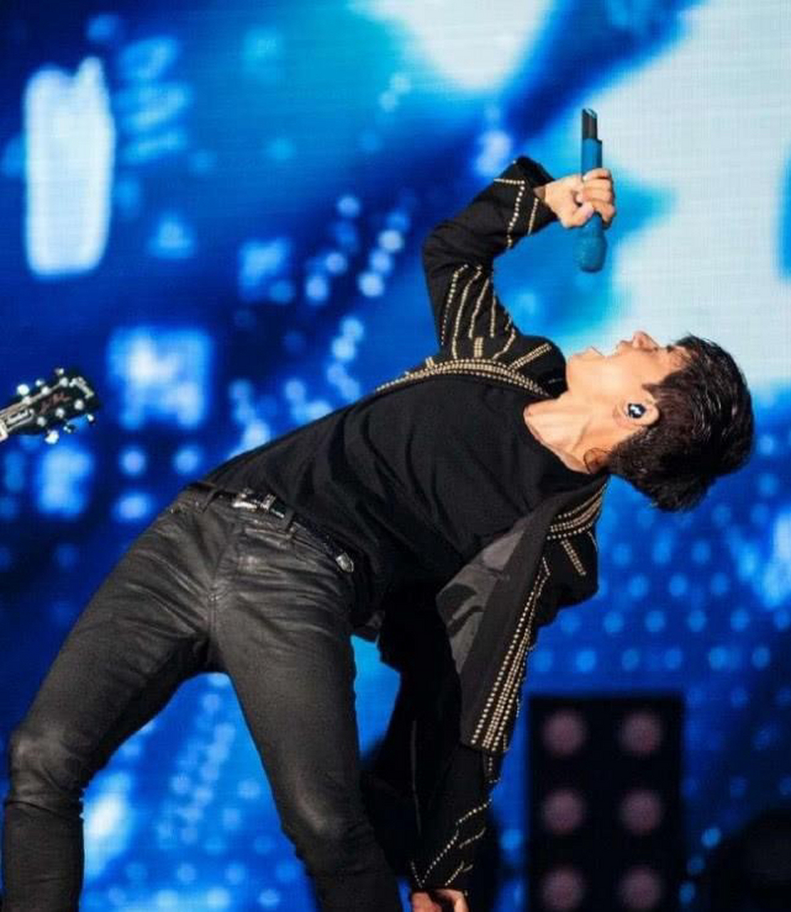 张杰的腰力我是大写的佩服,能仰头下腰也就算了,关键还能边下腰边飙