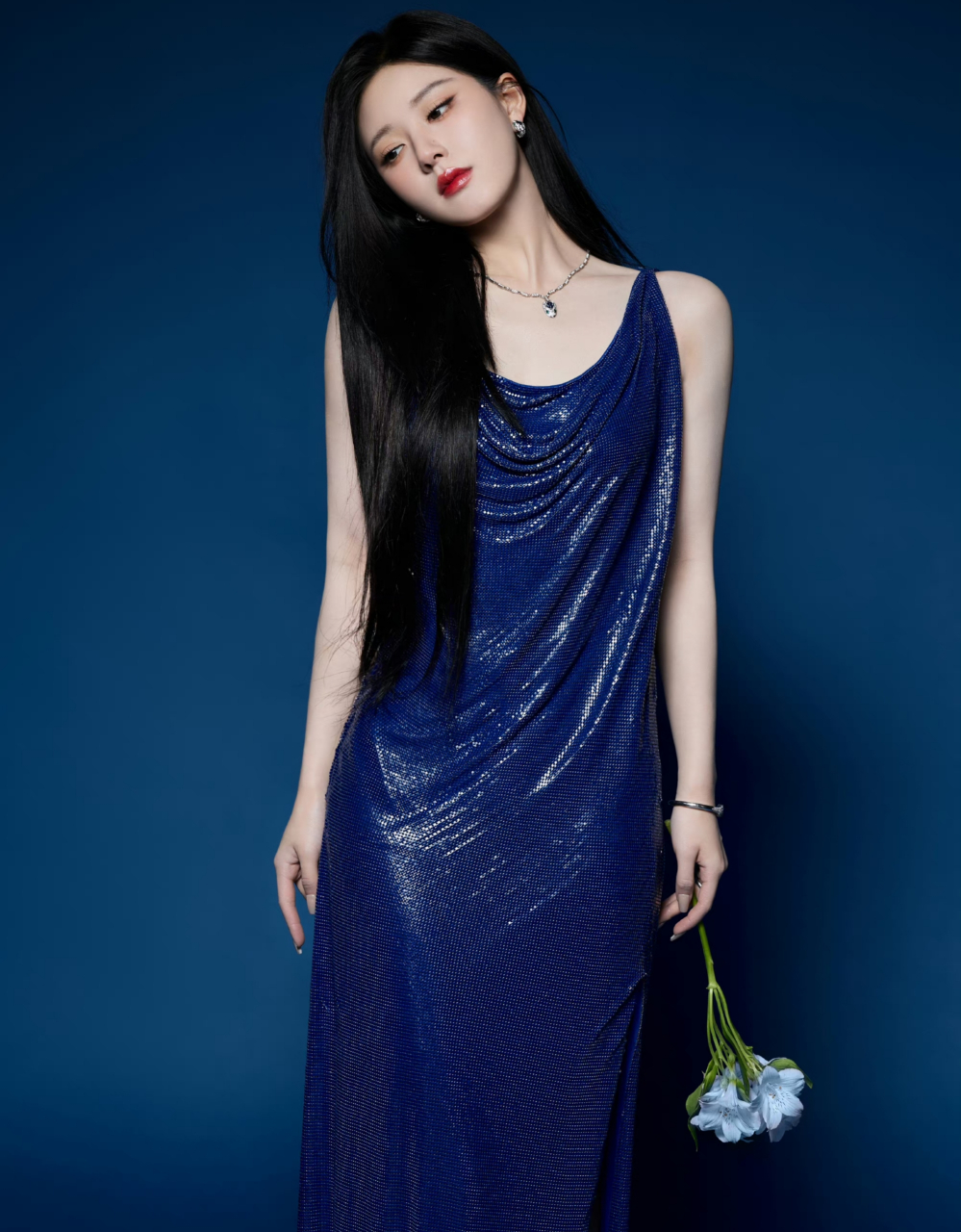 赵露思一袭深蓝色长裙,搭配长发,精致洋气,妩媚性感,韵味十足!