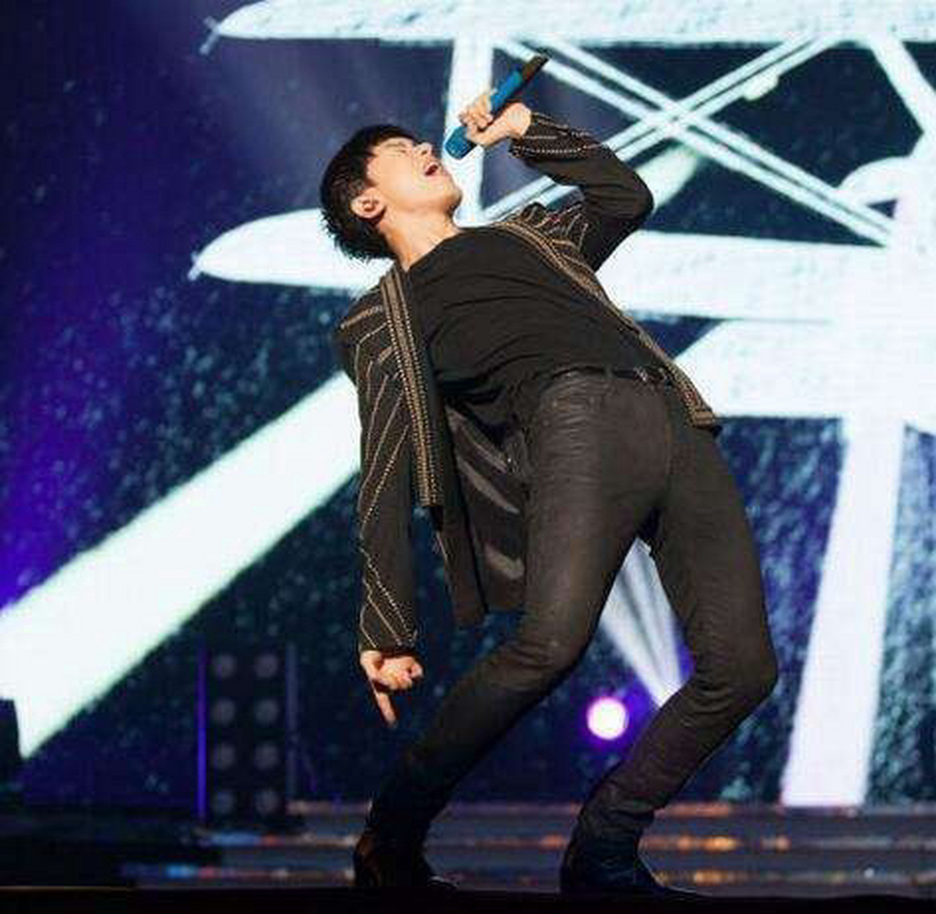 张杰的腰力我是大写的佩服,能仰头下腰也就算了,关键还能边下腰边飙