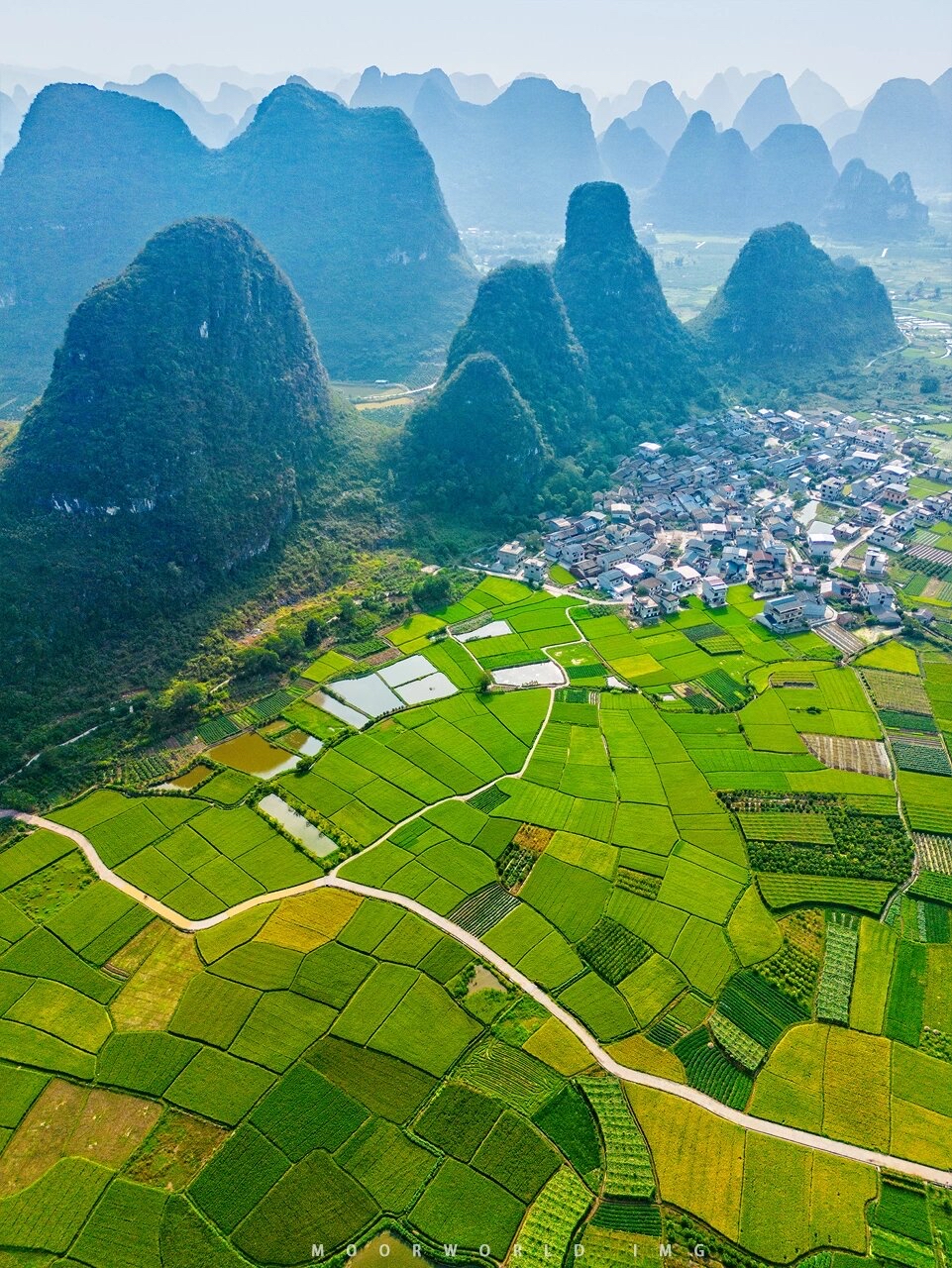 倒映着五彩天空的神奇大地