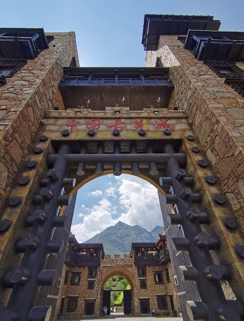 中国古羌城,位于四川省阿坝藏族羌族自治州茂县凤仪镇,是一座保存完好