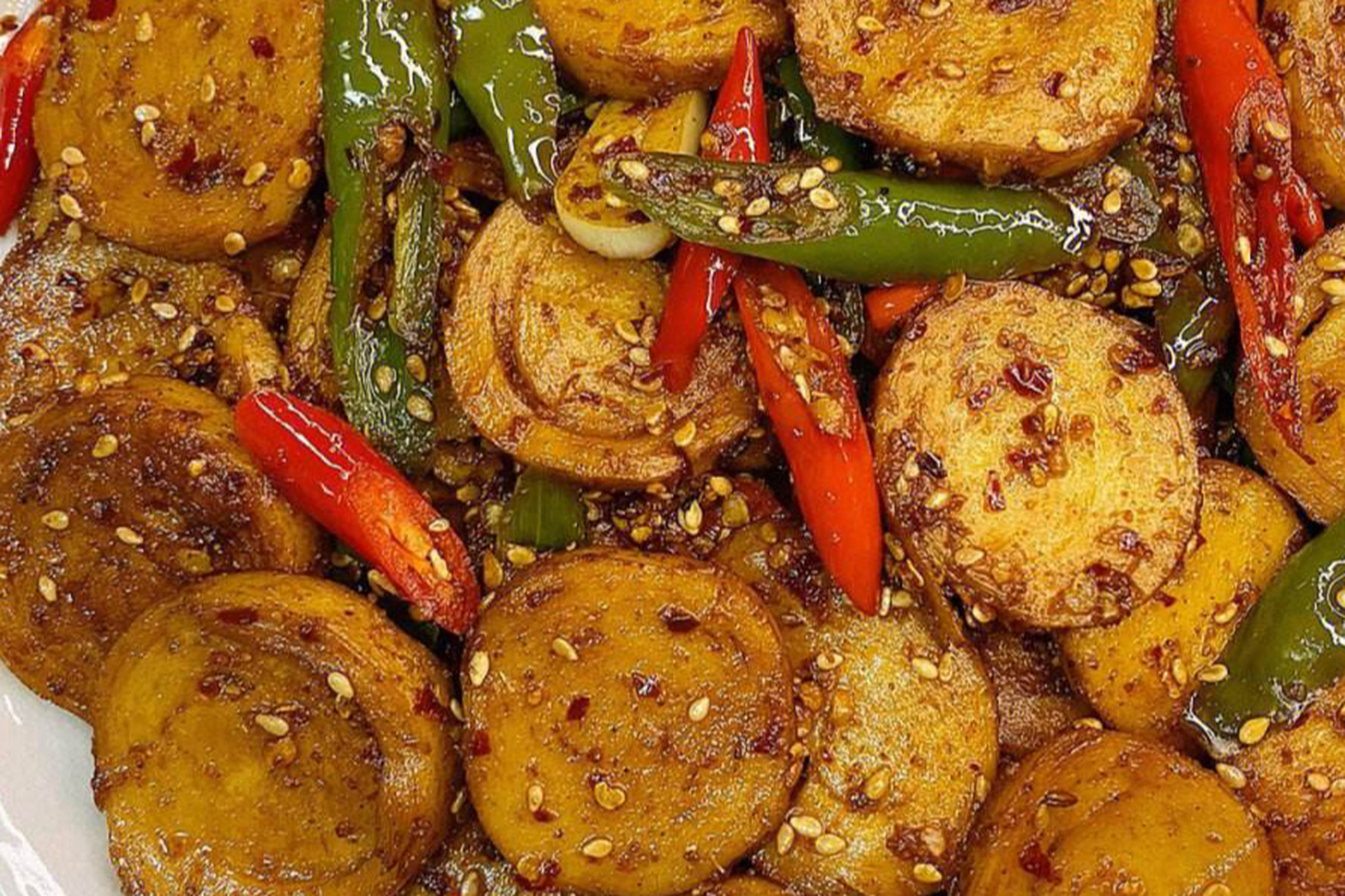 通过煸炒面筋,加入青红椒和调味料,可轻松制作.