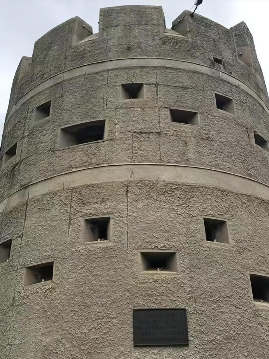 山东大爷五代挤居日军炮楼55年,墙厚72公分,借弹孔凿通暖气管道