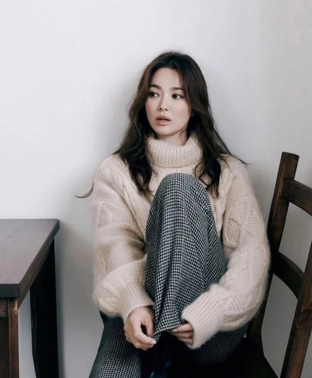 刘涛越来越好看了,穿夹花毛衣神似宋慧乔.