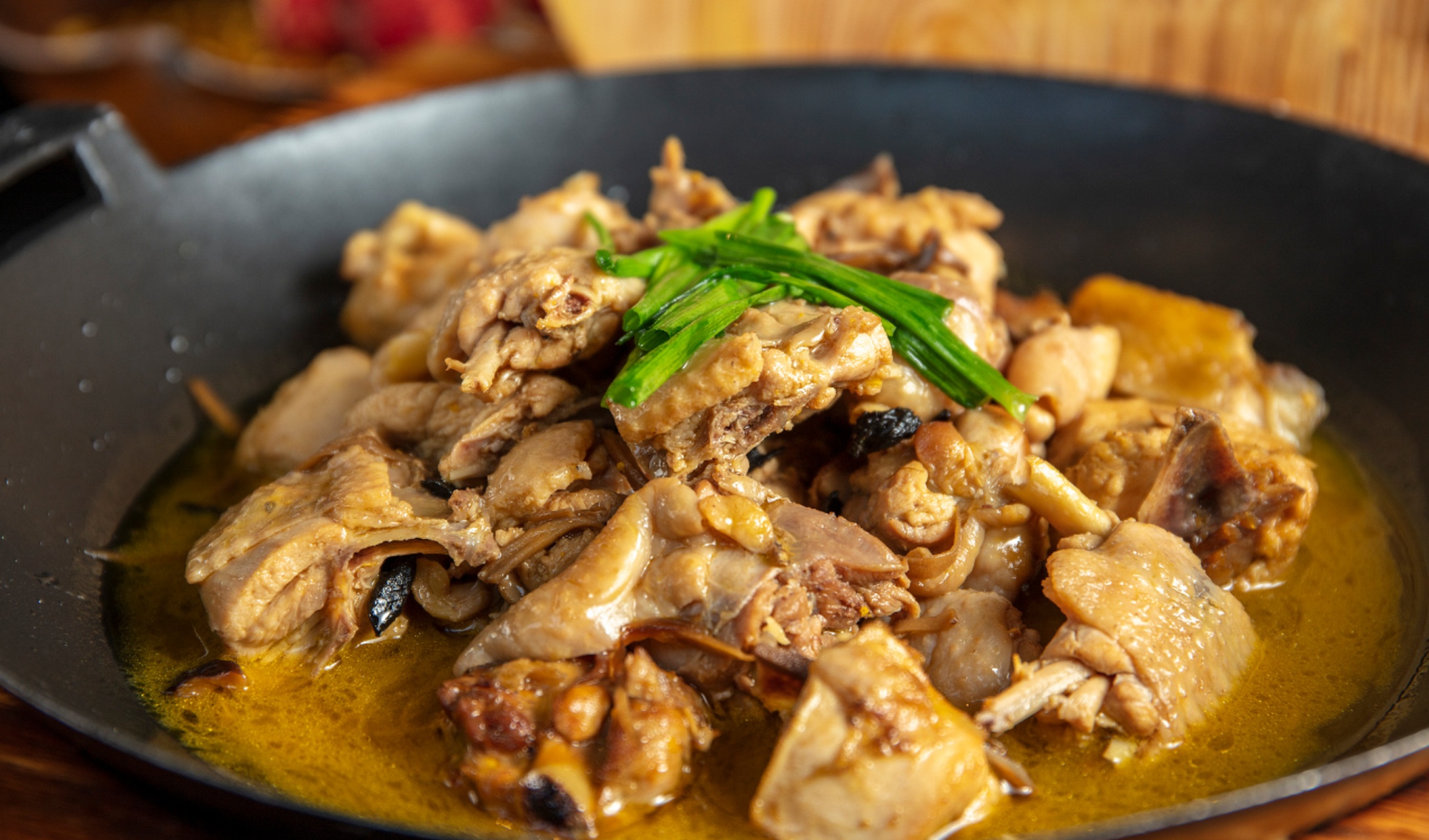 选仔鸡和榛蘑,简单烹饪,鸡肉嫩滑,榛蘑入味.火候是关键,轻松搞定!