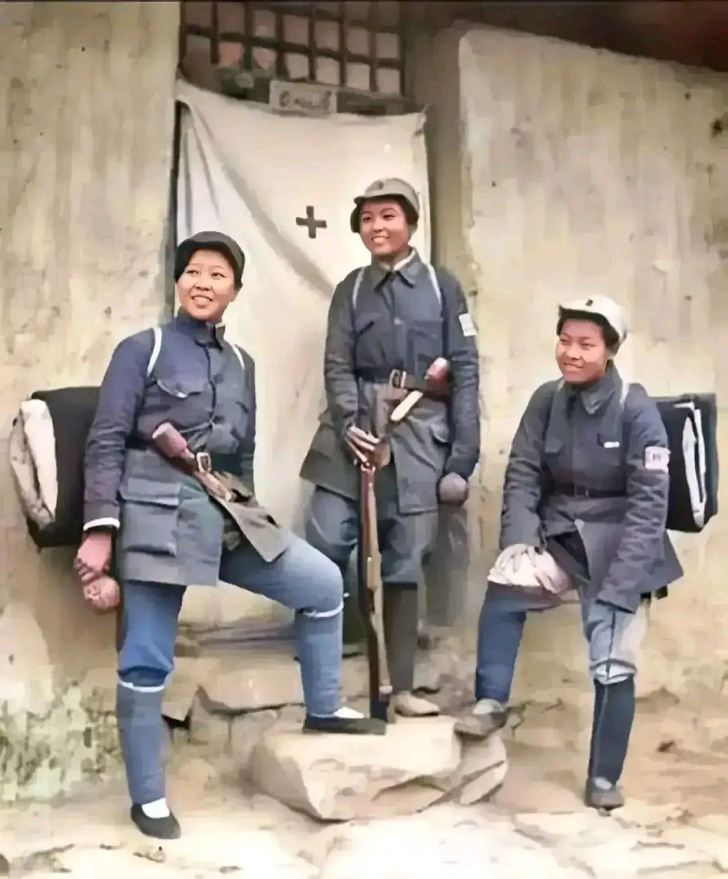 抗战时期延安,三名整装待发的八路军女战士真实留影,照片中她们穿着
