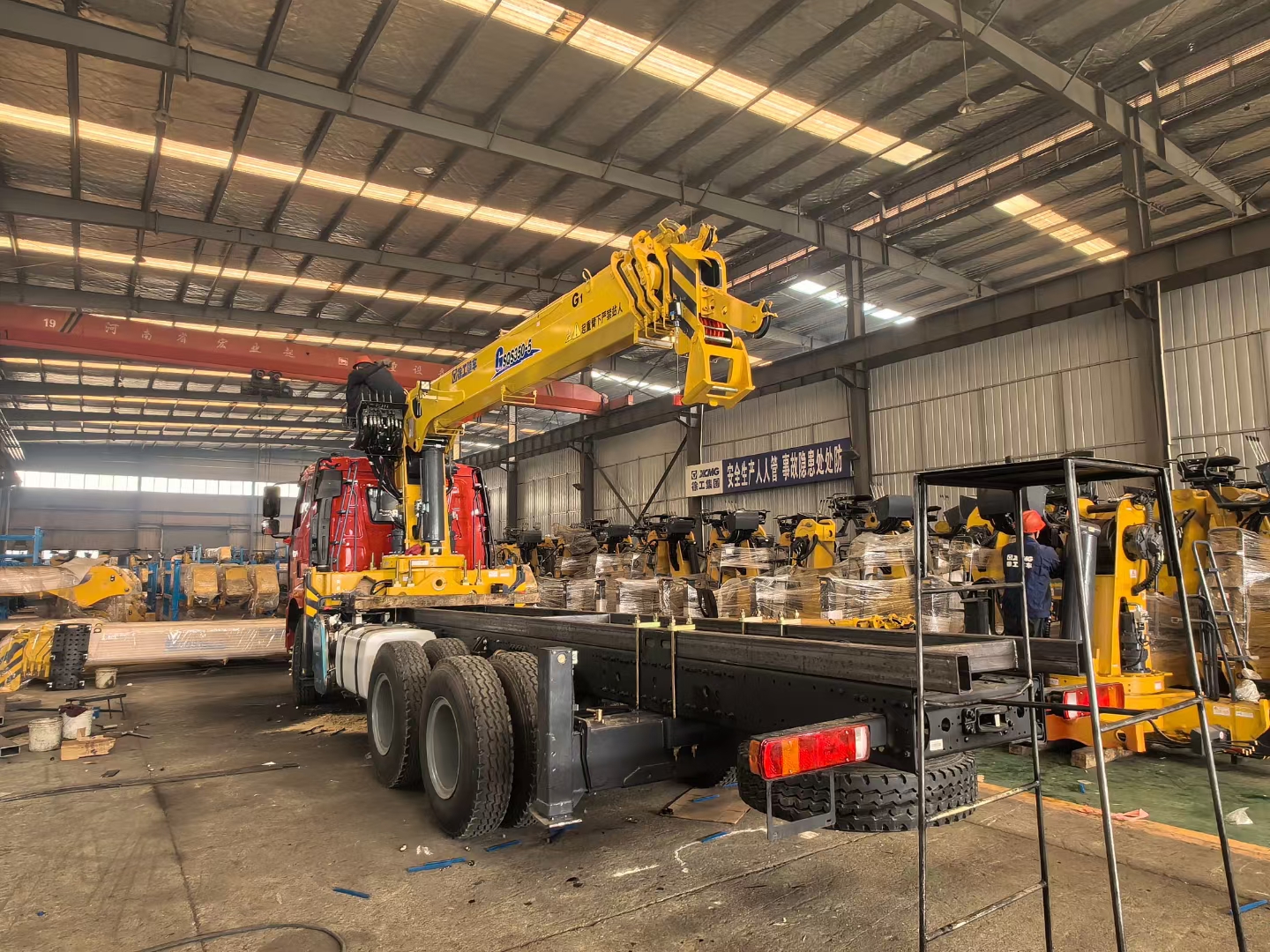 解放j6后八轮徐工14吨5节双回转减速机随车吊