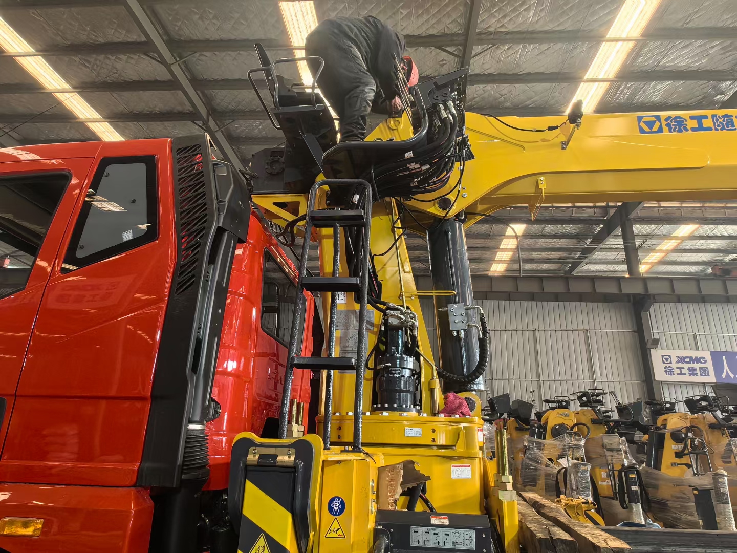 解放j6后八轮徐工14吨5节双回转减速机随车吊