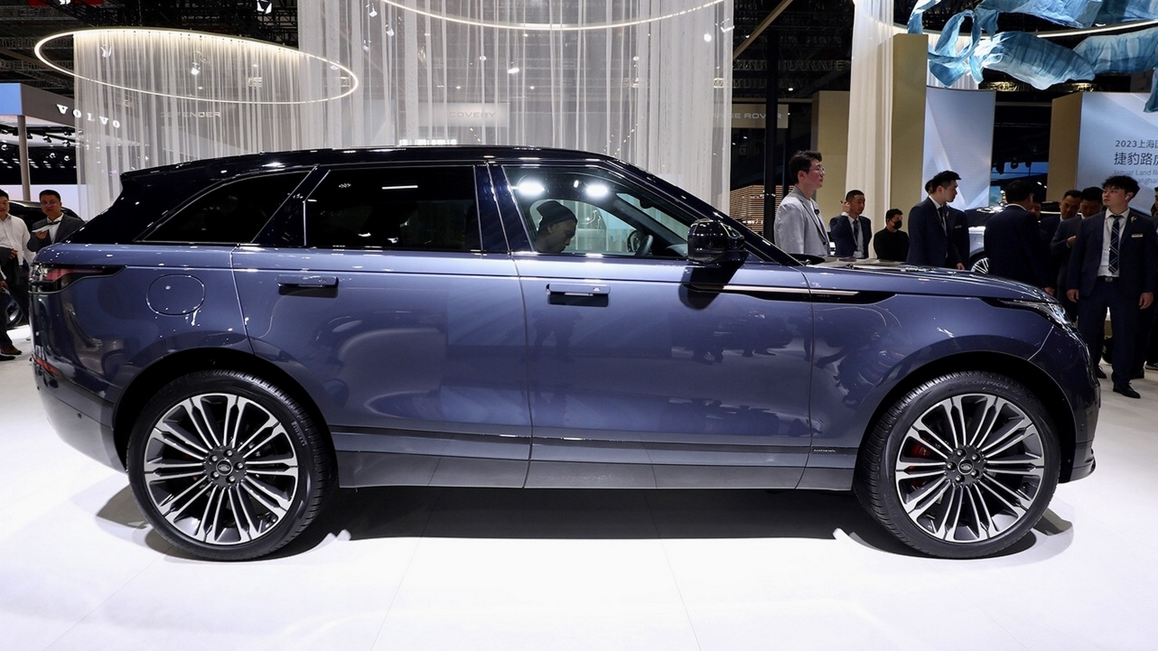 2024款路虎揽胜星脉车展外观实拍图,前后大灯总成和前置进气中网细节