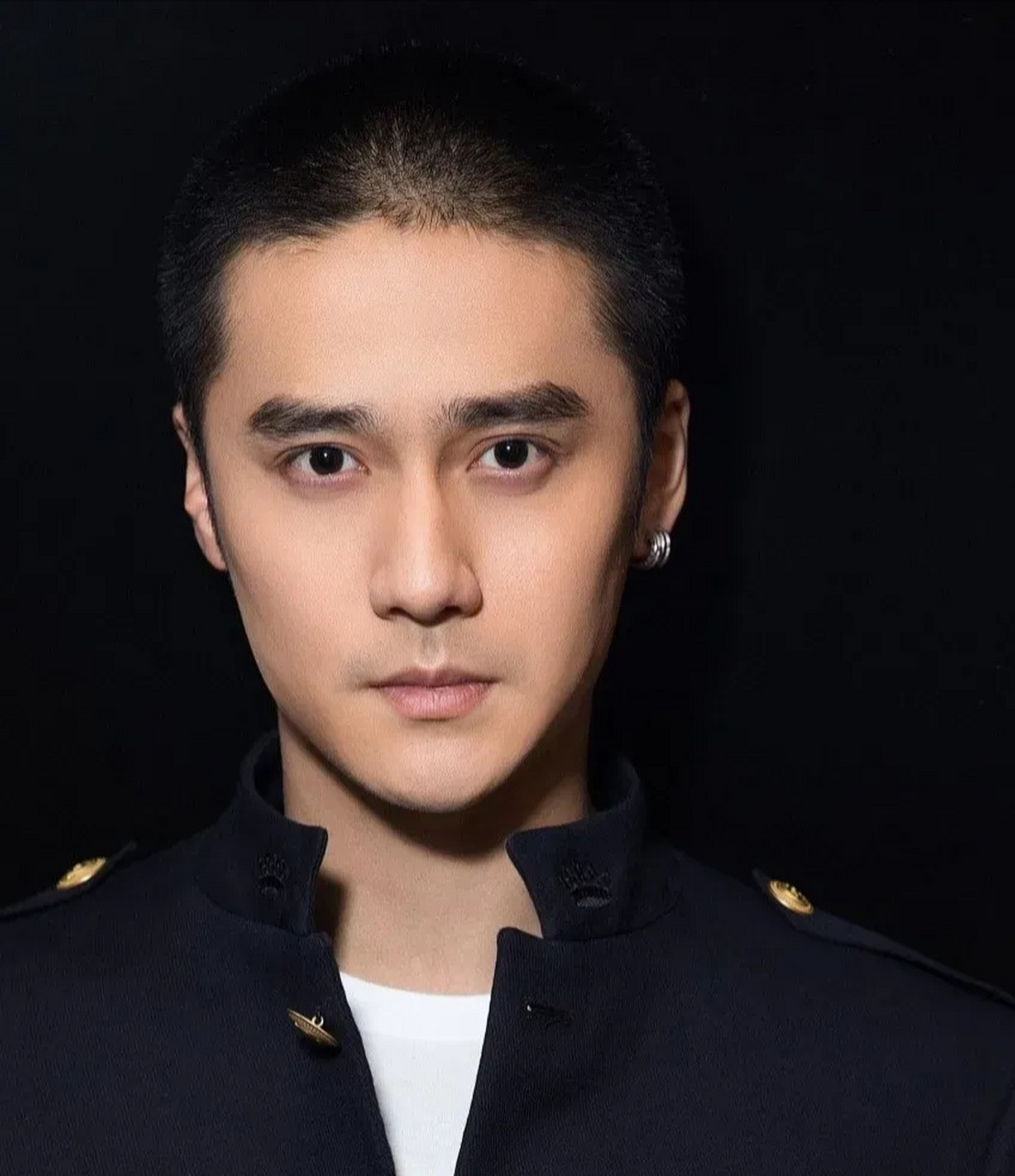 1月18日,有媒体爆料蒋劲夫2017年拍的一部剧,就拿了6915万片酬,但