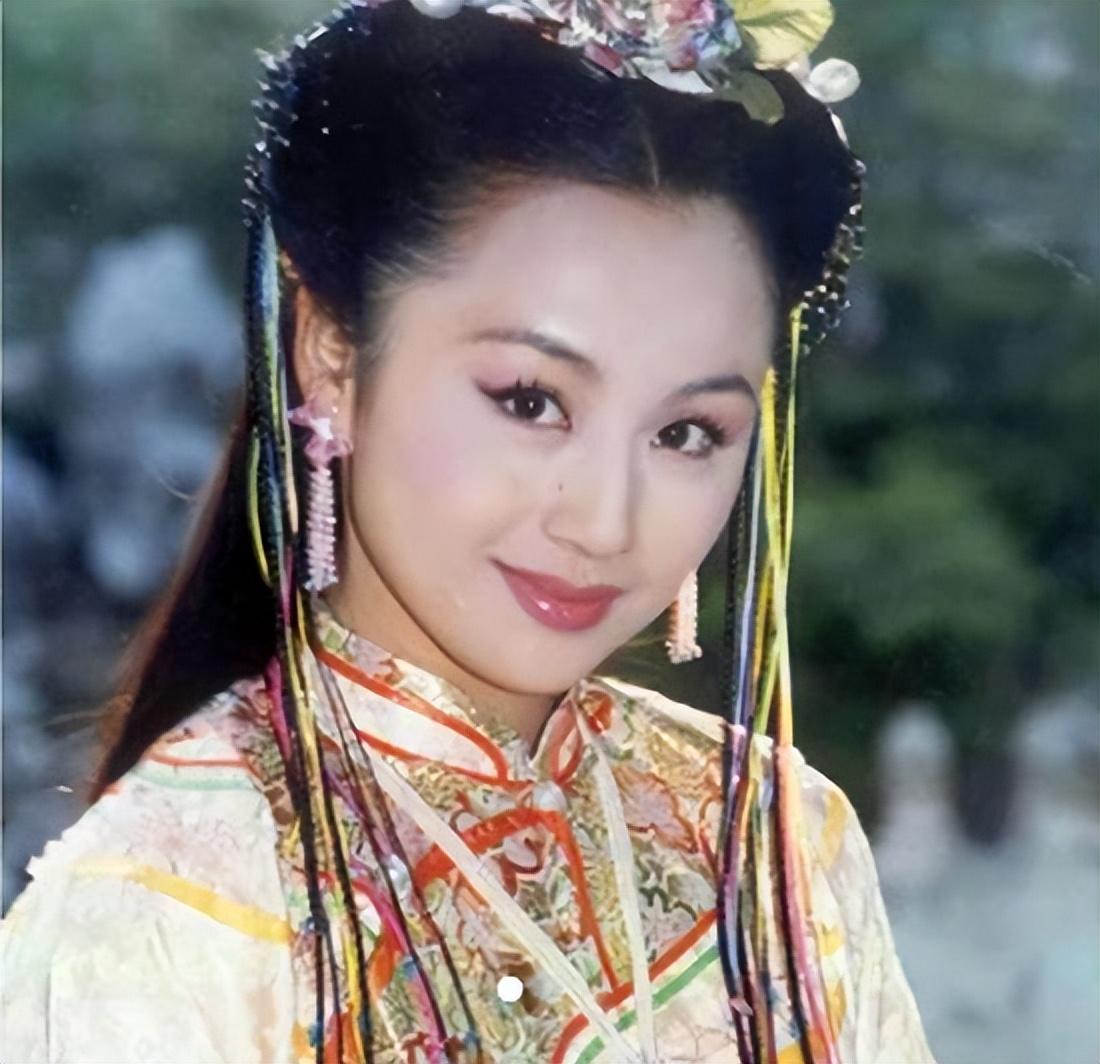 风头曾盖过董卿,李湘,被寄予厚望的曹颖,是如何走到了今天这步