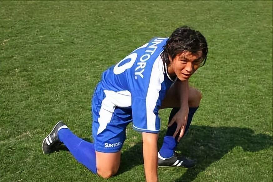 他曾是国足头号射手,与空姐妻子离婚独自抚养儿子,现已重返球坛