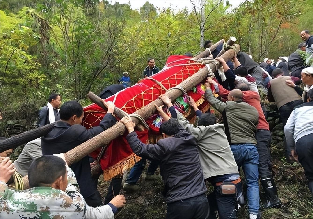 棺材板上钉钉子这不是多此一举吗难道怕逝者假死吗