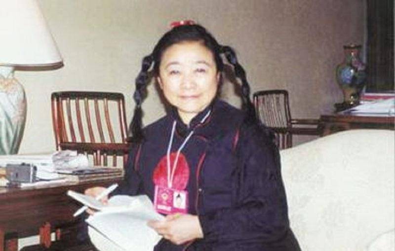 扎小辫的富婆龚如心:丈夫失踪,被风水师骗,400亿遗产无人继承