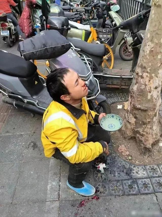 外卖小哥送餐三年赚百万,称自己小学学历,没公司要无法跳槽