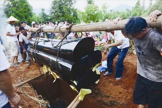 棺材板上钉钉子这不是多此一举吗难道怕逝者假死吗