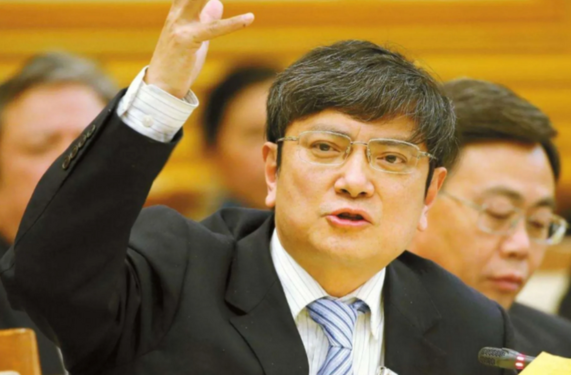 一次,郑强教授被问到:"您觉得易中天教授的水平如何呢?