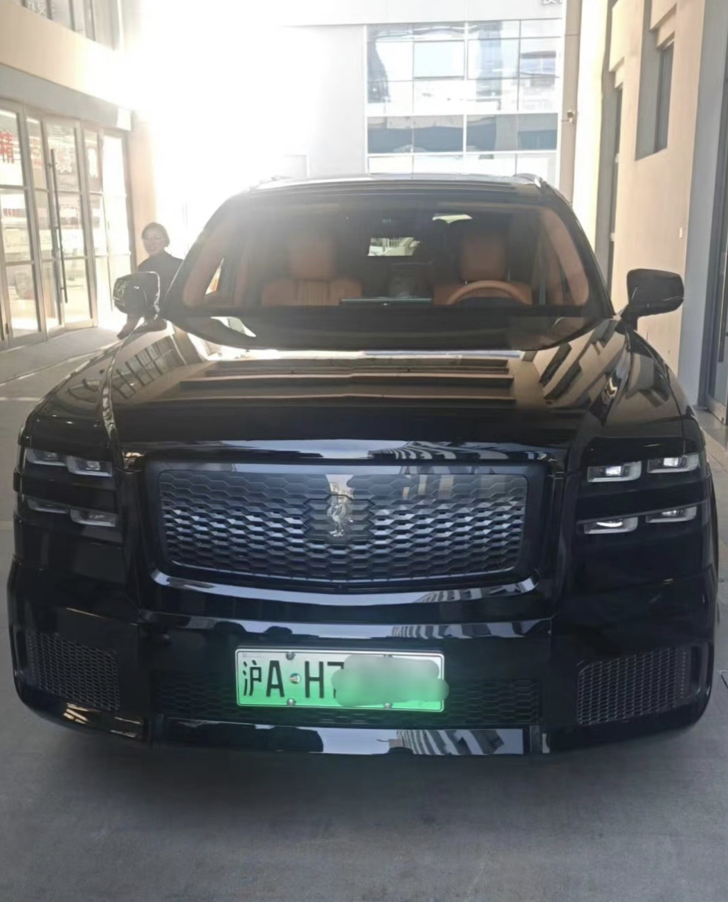 落地将近400万,加价达170万!国内首辆"丰田世纪"落户上海