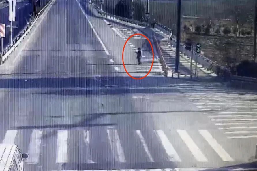 绍兴警车闯红灯,霸气横停十字路口,网友却称赞:"做得好!