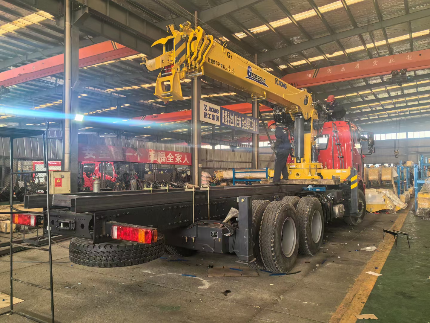 解放j6后八轮徐工14吨5节双回转减速机随车吊