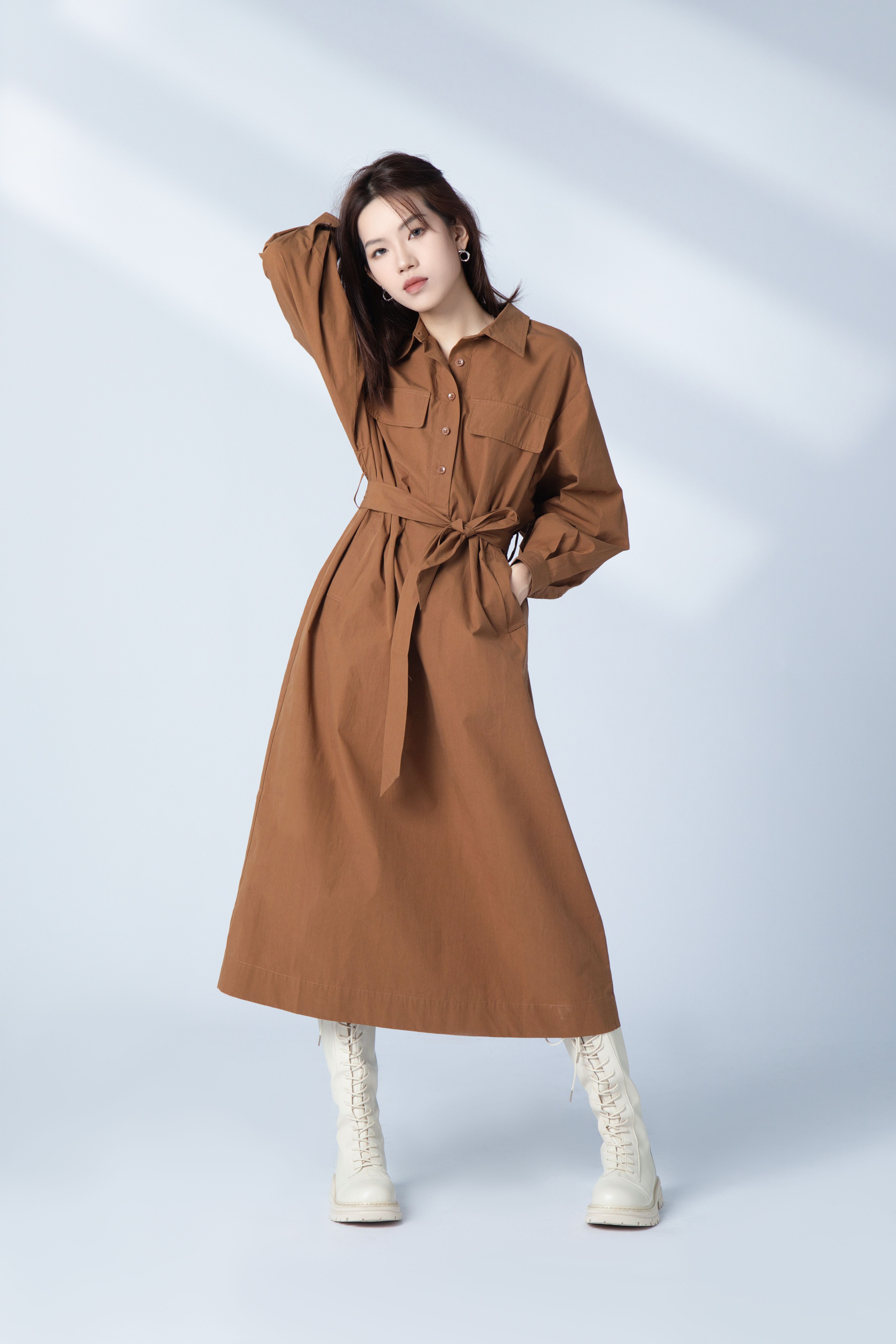 硬朗廓形的大衣自带复古感,更加凸显气质氛围的同时,还能达到显瘦效果