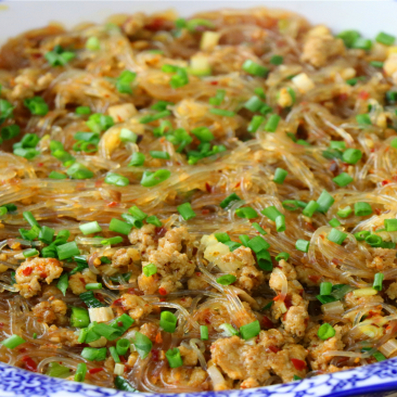 优质短图文计划# 今天给大家分享一道川味浓郁的家常菜——烂肉粉丝
