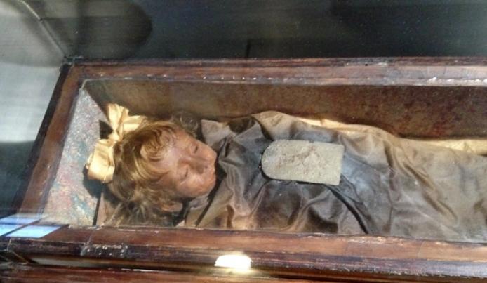 1920年,科研人员无意间发现了一具2岁的小木乃伊,这具木乃伊保存的