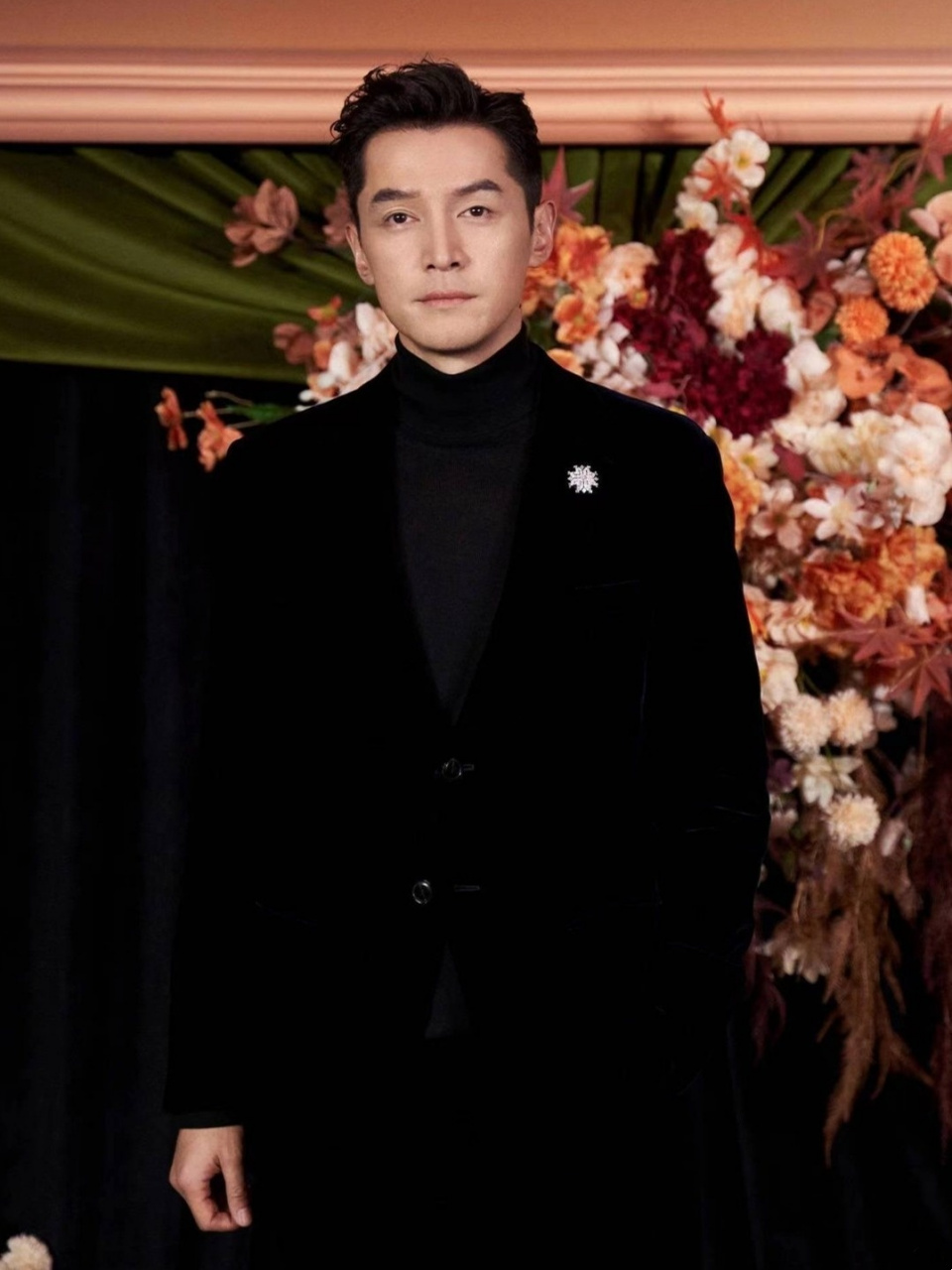 剪裁得体的版型让人看起来高贵而内敛的气质展露无遗;胡歌穿上它后更