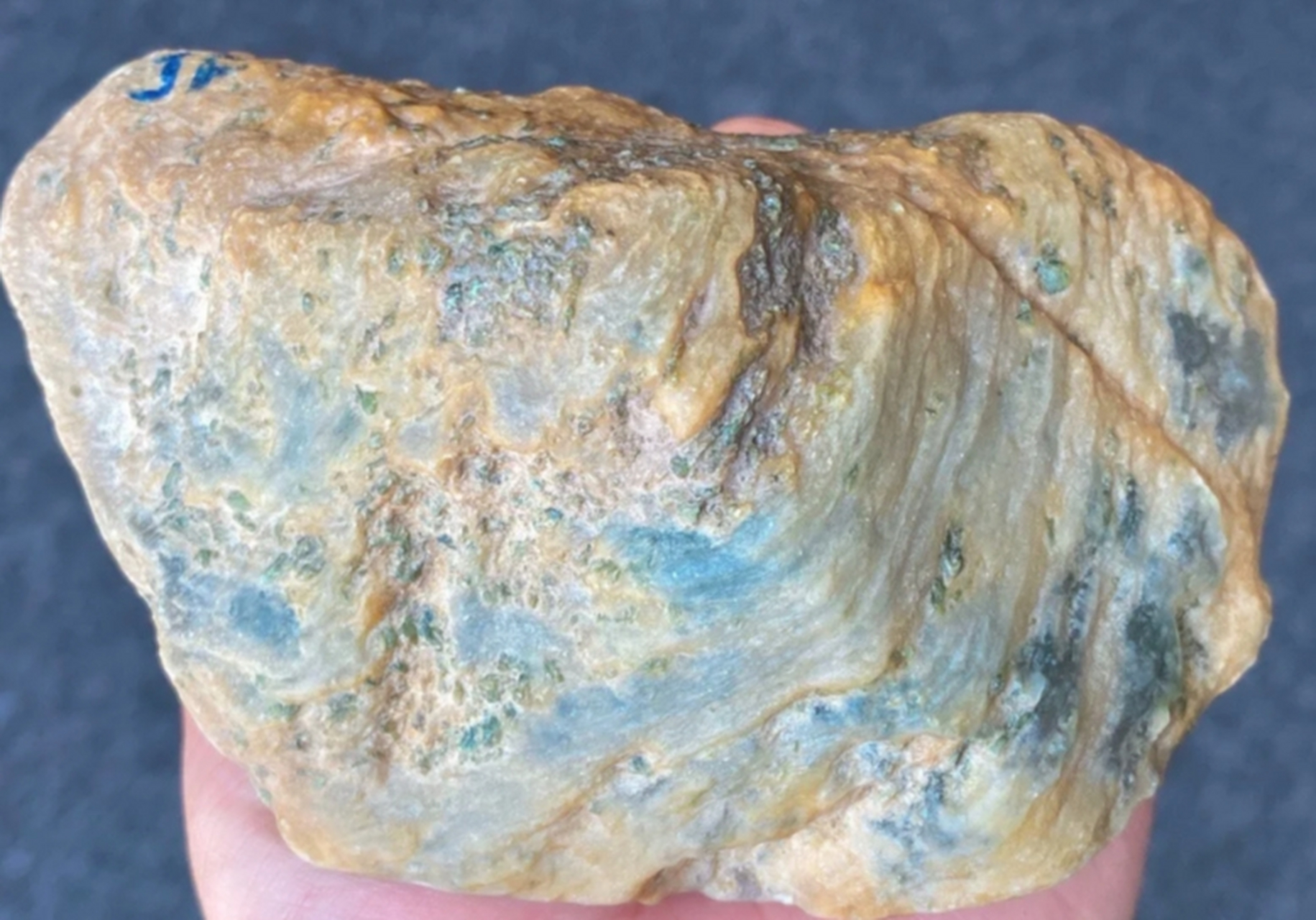 点击头像看直播# #翡翠原石#白雾是翡翠毛料中比较常见的雾,通常出现