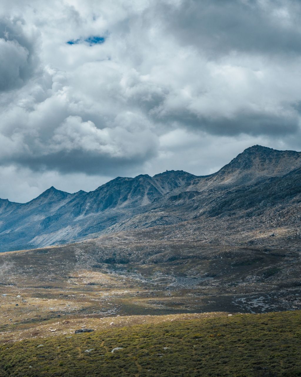 红海子,又称红海草原,隐藏于四川康定折多山之上,海拔高达4200米,是