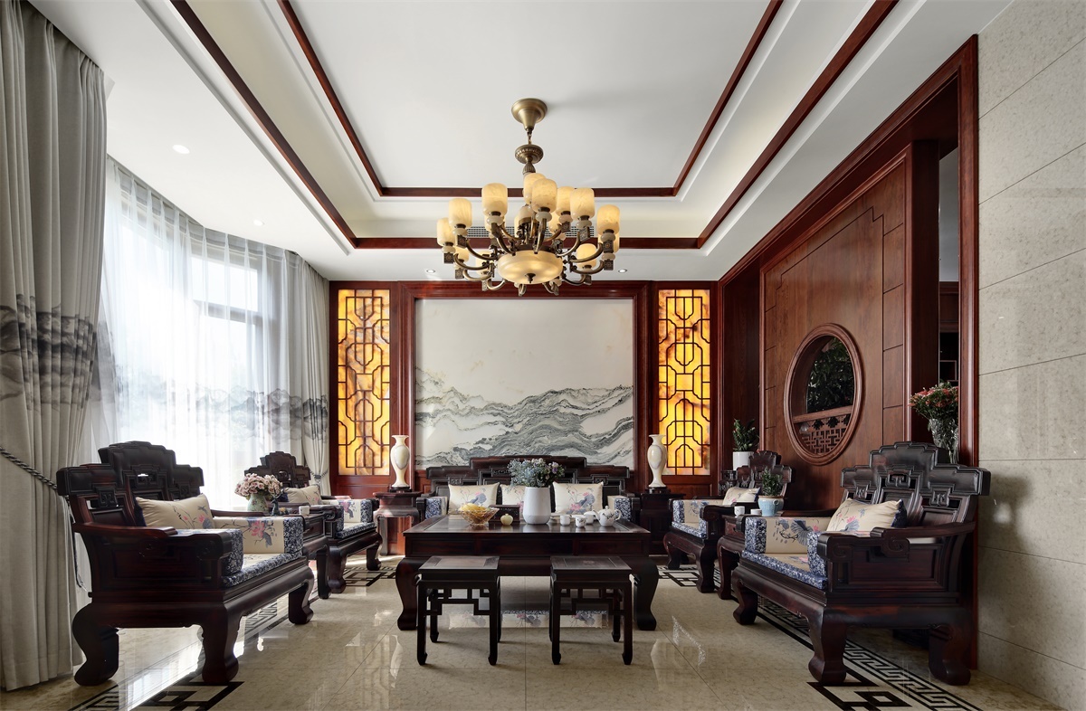 客厅以中式元素展现空间的恢弘大气,沙发背景