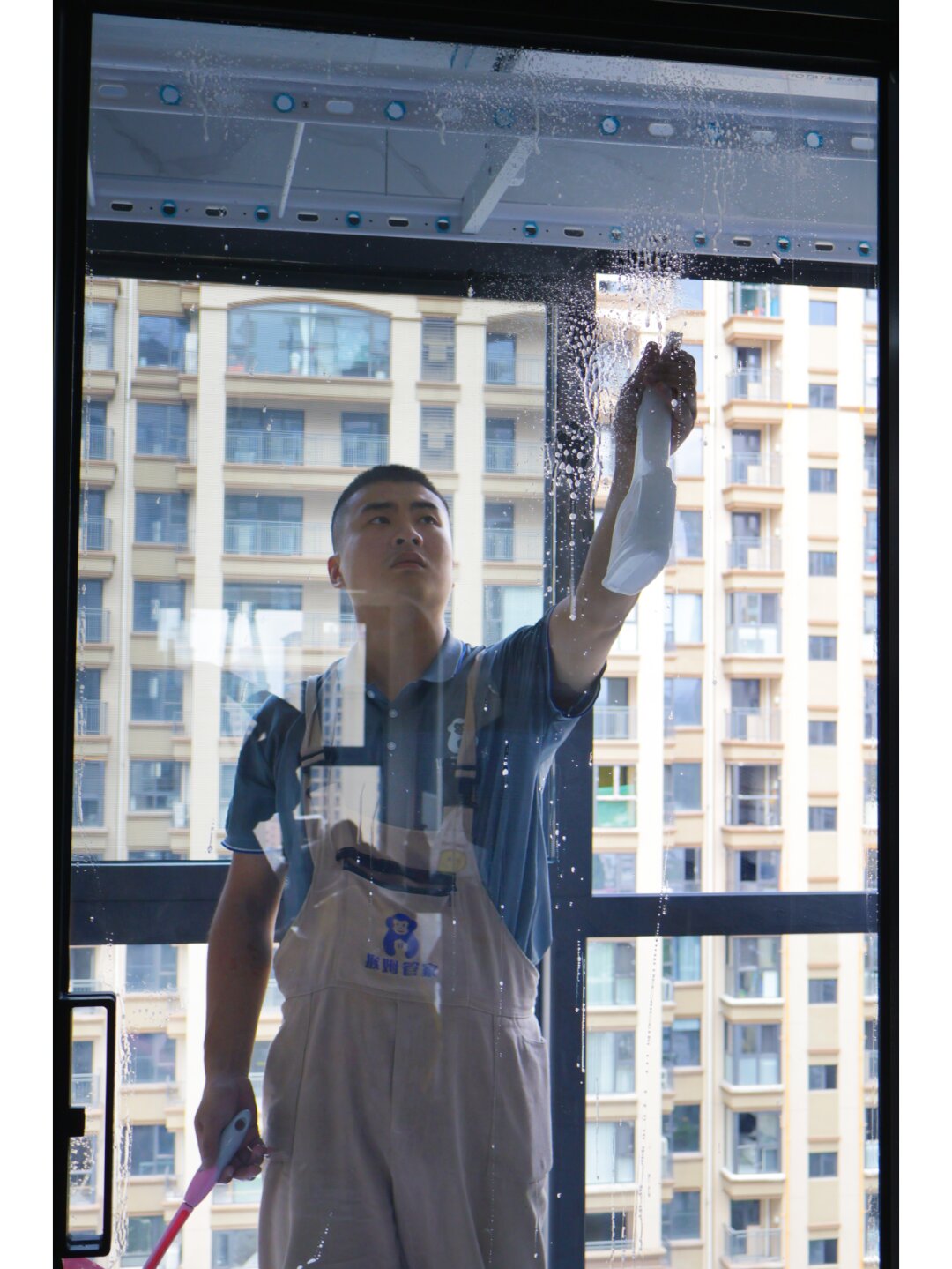 用什么样的东西擦玻璃窗没水痕