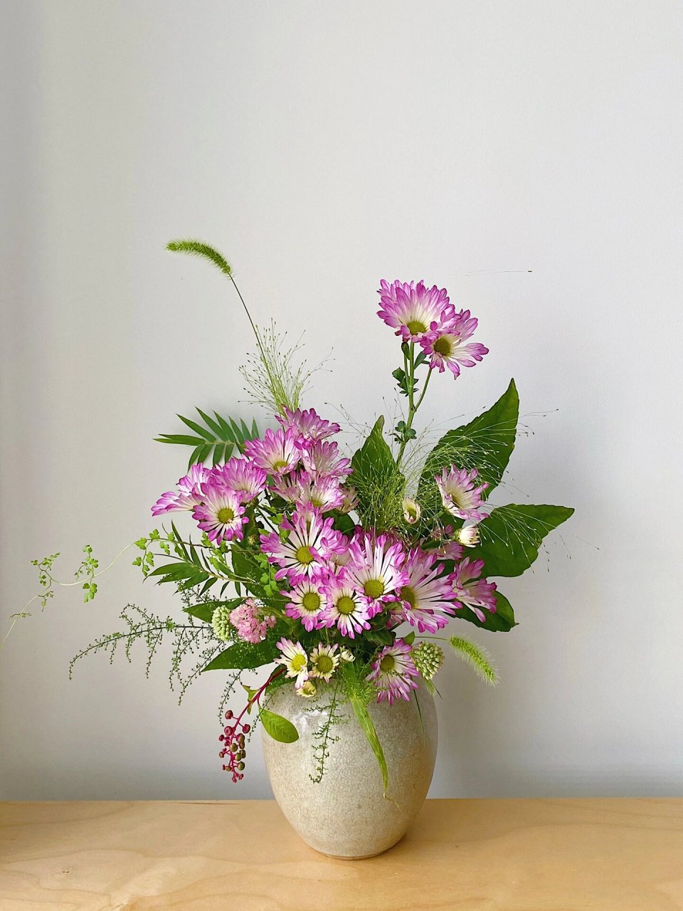 以巧手和灵感创作出形态各异,色彩斑斓的花艺作品