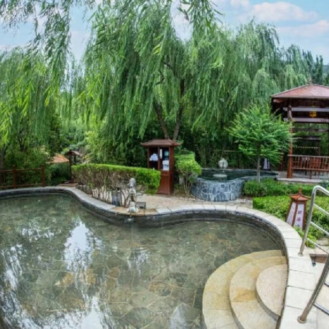 徂徕山温泉城  徂徕山温泉城,位于泰安市区东南部,是一个集温泉,住宿