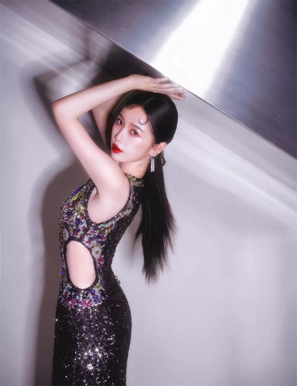 虞书欣着花朵珠钉镂空裙,星光闪耀显高贵