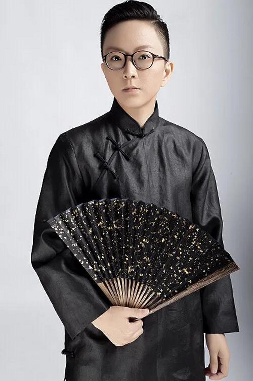 那一年,京剧名角王珮瑜评价郭德纲,说他不懂京剧,只是一个业余选手