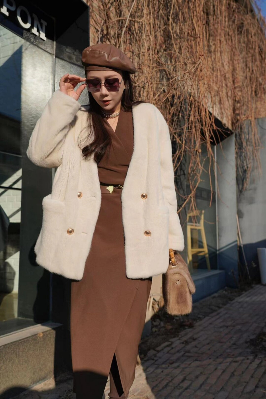 华萨尼女装的优雅展示  哎呀,你知道吗?