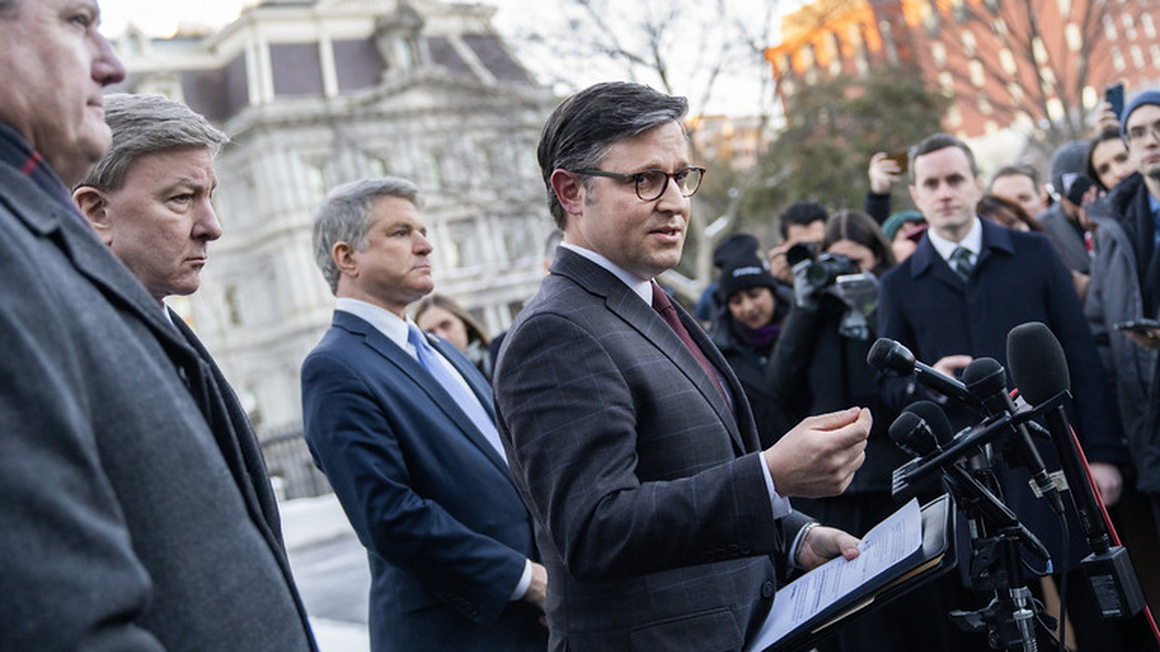 美国众议院议长约翰逊宣布,将坚持推动美国边境安全,而不是援助乌克兰