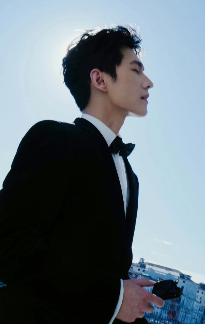 杨洋的下颌线惊艳四座,令人叹为观止!