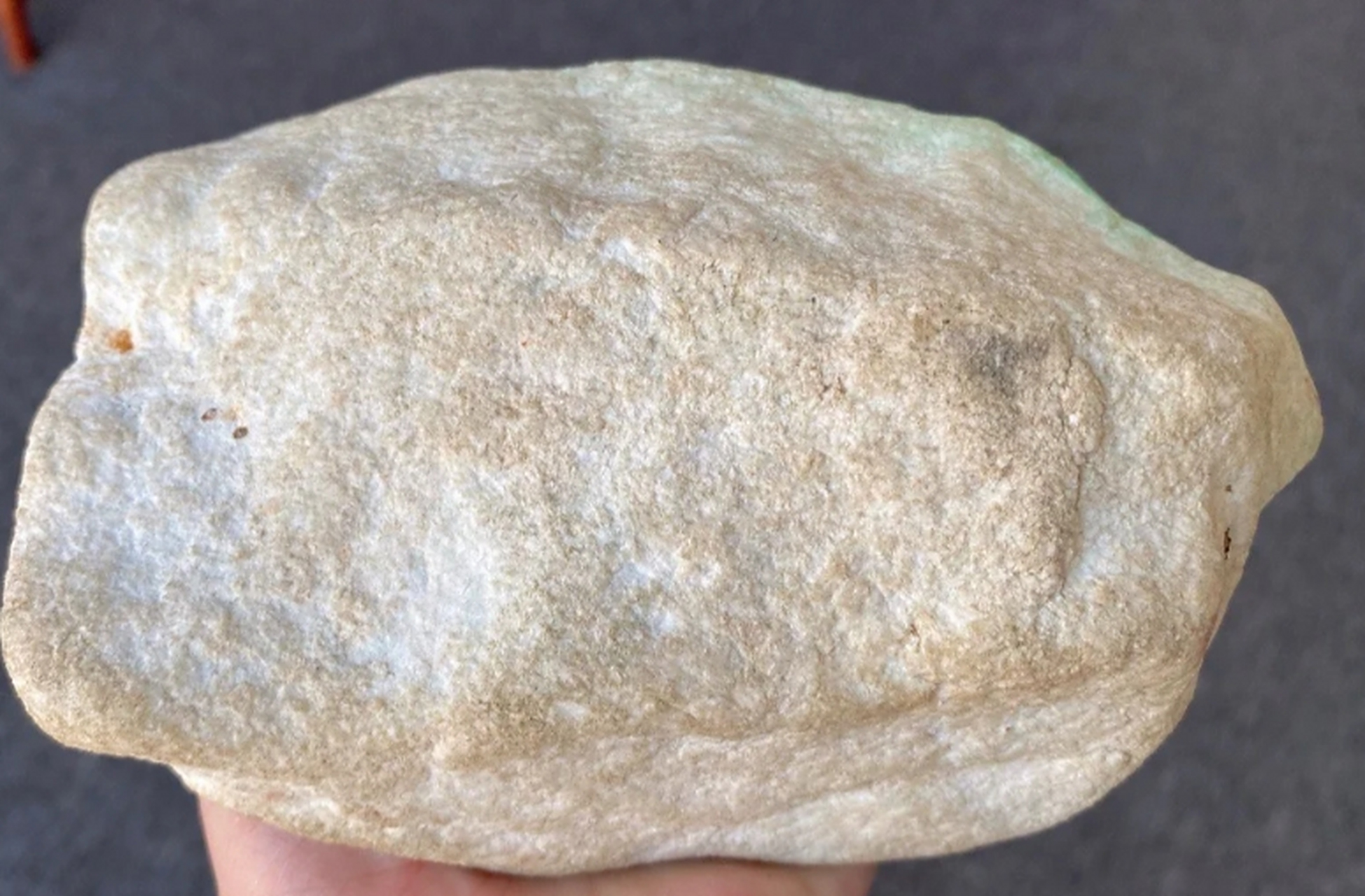 点击头像看直播# #翡翠原石#白雾是翡翠毛料中比较常见的雾,通常出现