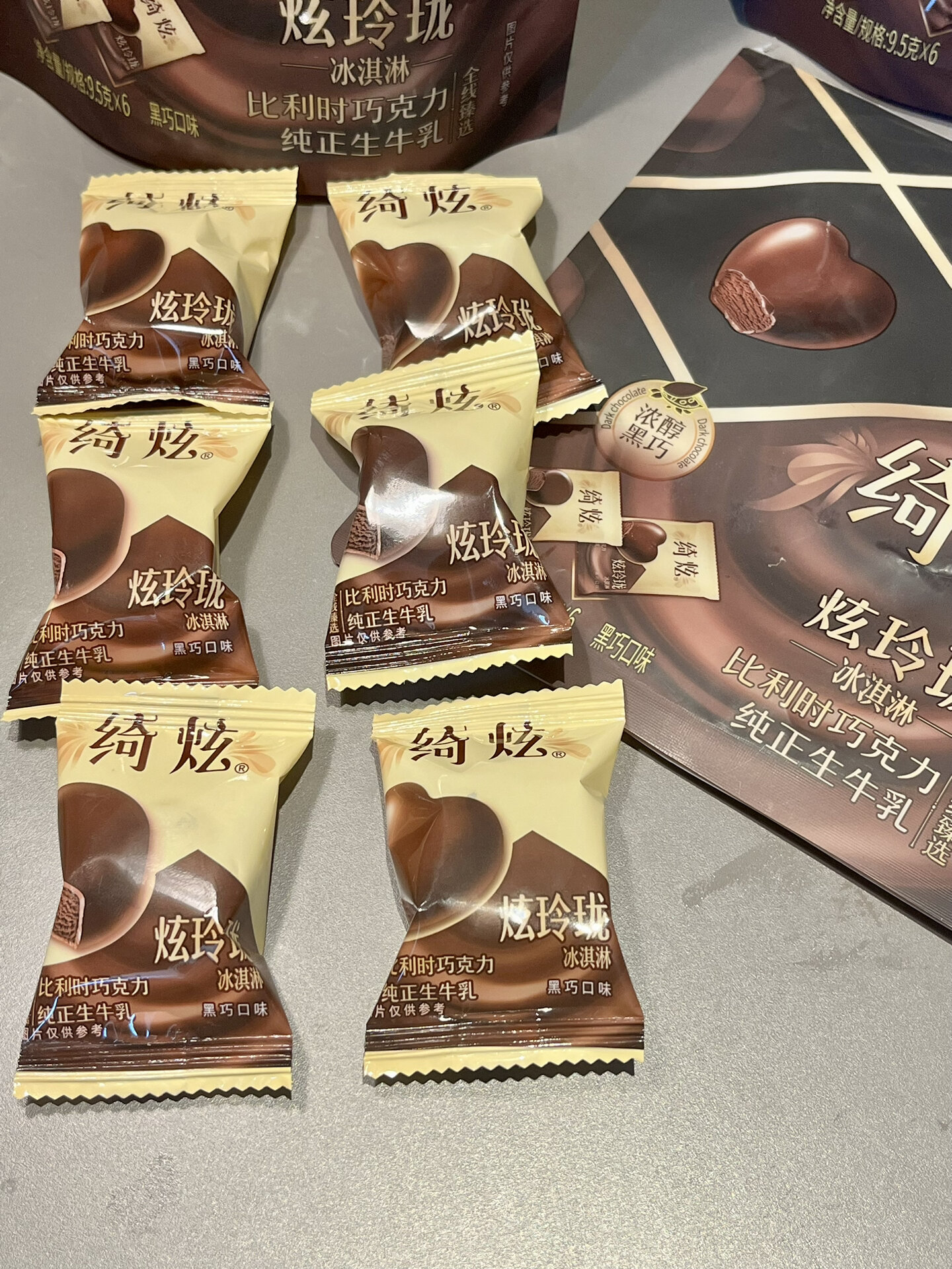 偶然看到了伊利巧乐兹绮炫冰淇淋,一眼就被它的外形吸引了,每一颗都