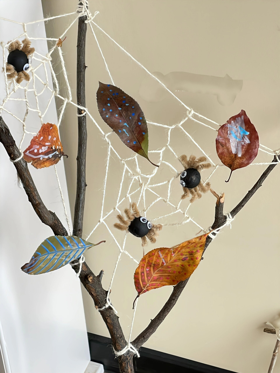 万圣节手工 树枝果壳就可以做蜘蛛 蜘蛛网  这次,我和小满一起制作了